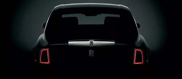 Rear of Rolls Royce Phantom 168一分钟极速赛车官网 limo with parking lights on.