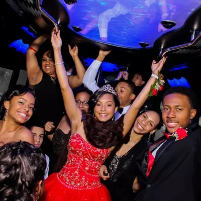 Girl celebrating her Quinceanera with her friends inside a 168一分钟极速赛车官网 limo coach party bus. 