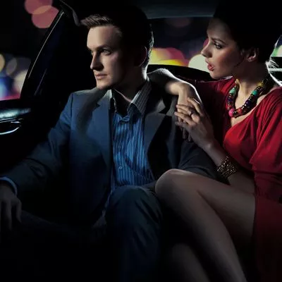 Couple sitting in the back of a 168一分钟极速赛车官网 limo enjoying a 168一分钟极速赛车官网 limo ride in New York City.